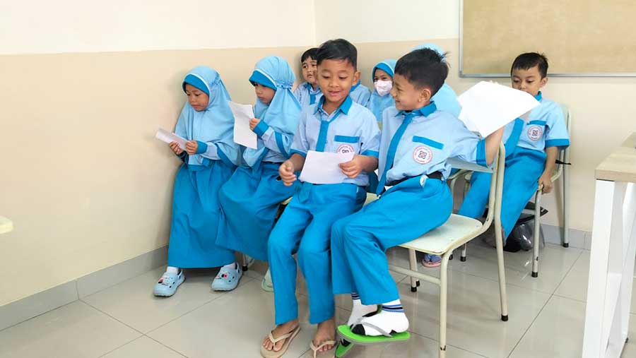 Cek Kesehatan Gratis, Sekolah Prestasi Global, Depok, Jawa Barat, Senin (04/08). (Bloomberg Technoz/Dinda Decembria)