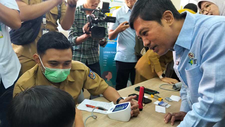 Wakil Menteri Kesehatan, Dante Saksono Harbuwono Ninjau CKG, di Sekolah Prestasi Global, Depok, Jawa Barat, Senin (04/08). (Dinda Decembria)