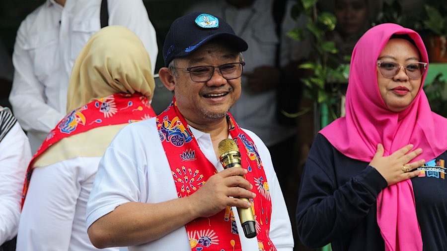 Mendikdasmen Abdul Mu'ti di SDN 02 Cideng Pagi, Jakarta, Senin (4/8/2025). (Bloomberg Technoz/Andrean Kristianto)