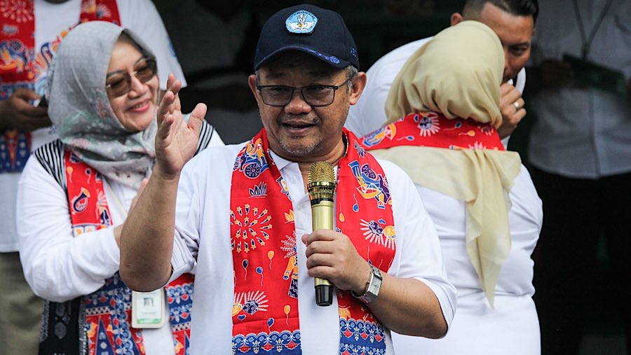 Mendikdasmen Abdul Mu'ti di SDN 02 Cideng Pagi, Jakarta, Senin (4/8/2025). (Bloomberg Technoz/Andrean Kristianto)