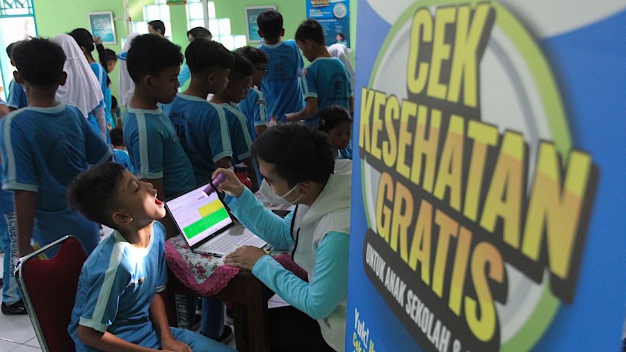 Petugas Puskesmas melakukan Cek Kesehatan Gratis (CKG) Sekolah di SDN 02 Cideng, Jakarta, Senin (4/8/2025). (Bloomberg Technoz/Andrean Kristianto)