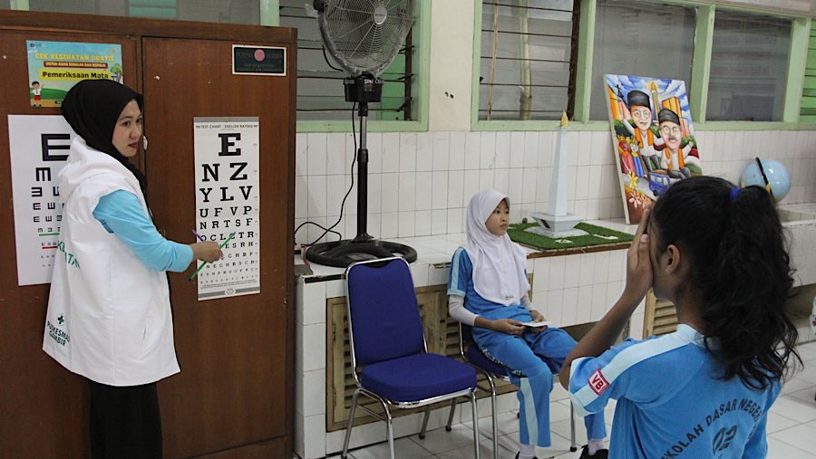 Faktor penting pemeriksaan CKG ialah bagian mata katena dapat menganggu proses belajar mengajar. (Bloomberg Technoz/Andrean Kristianto)