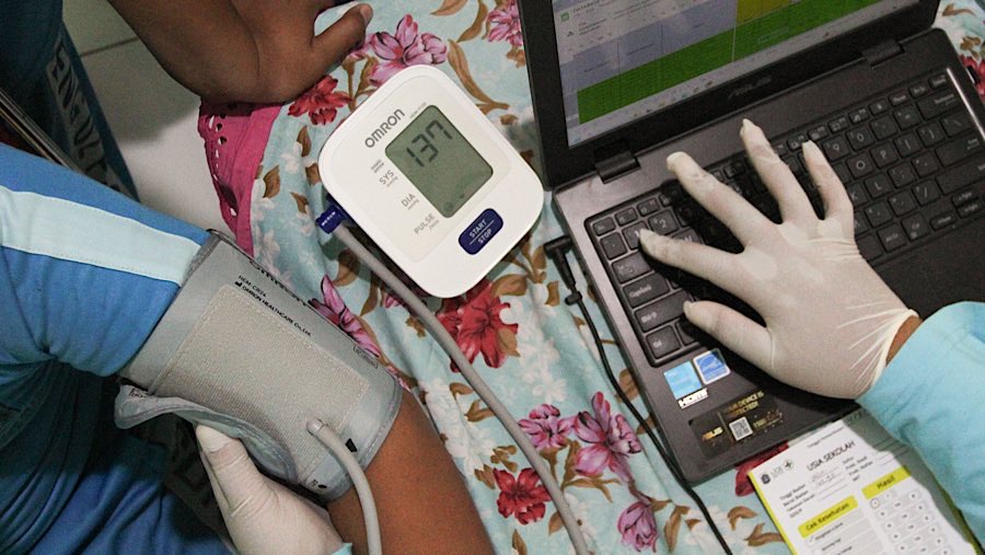 Petugas Puskesmas melakukan Cek Kesehatan Gratis (CKG) Sekolah di SDN 02 Cideng, Jakarta, Senin (4/8/2025). (Bloomberg Technoz/Andrean Kristianto)