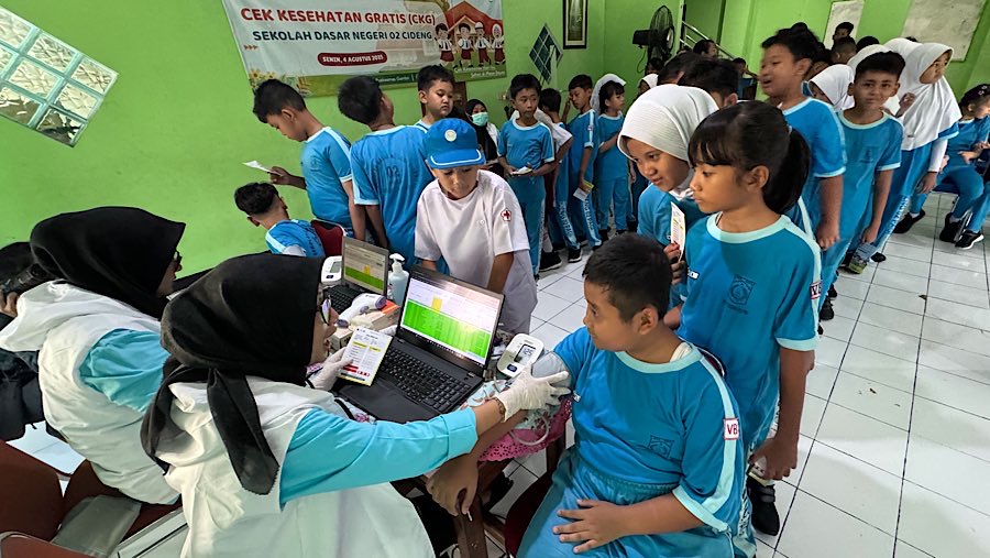 Petugas Puskesmas melakukan Cek Kesehatan Gratis (CKG) Sekolah di SDN 02 Cideng, Jakarta, Senin (4/8/2025). (Bloomberg Technoz/Andrean Kristianto)