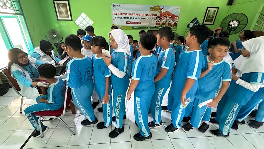 Petugas Puskesmas melakukan Cek Kesehatan Gratis (CKG) Sekolah di SDN 02 Cideng, Jakarta, Senin (4/8/2025). (Bloomberg Technoz/Andrean Kristianto)