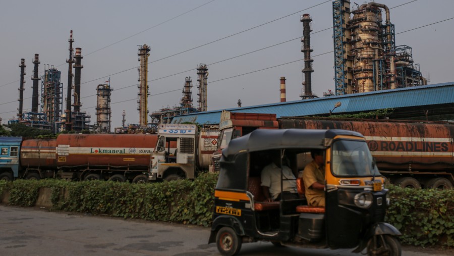 Truk tangki minyak di luar kilang minyak yang dioperasikan oleh Hindustan Petroleum Corp., di Mumbai. (Fotografer: Dhiraj Singh/Bloomberg)
