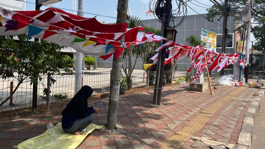 Penjual bendera di kawasan Ciledug, Senin (4/8/2025). (Sumber: Muhammad Fikri/Bloomberg Technoz)