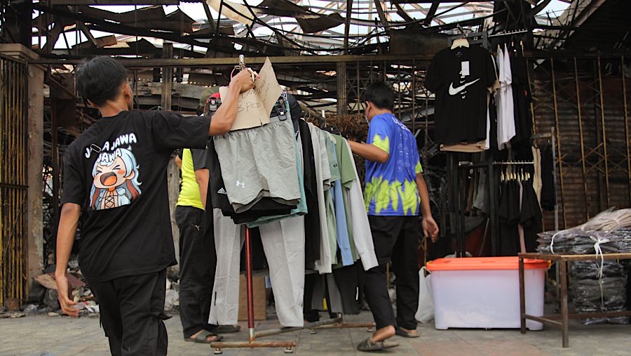 Barang dagangan yang ditawarkan meliputi kacamata, baju, sepatu, dan barang antik. (Bloomberg Technoz/Andrean Kristianto)
