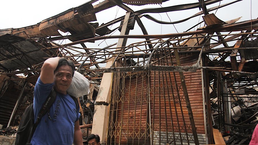 Para pedagang mulai menjajakan dagangannya pada siang hari. (Bloomberg Technoz/Andrean Kristianto)