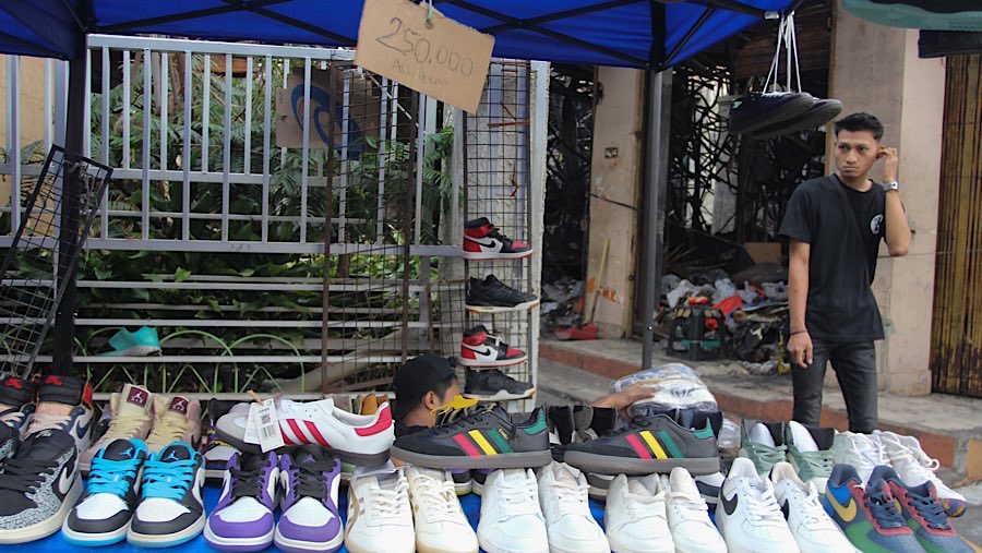 Mereka berusaha memanfaatkan ruang yang tersisa untuk berjualan. (Bloomberg Technoz/Andrean Kristianto)