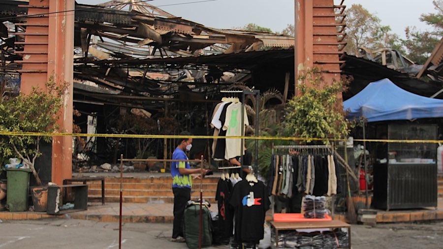 Mereka menggelar lapak di lokask kebakaran Pasar Taman Puring. (Bloomberg Technoz/Andrean Kristianto)
