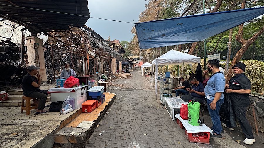 Sepekan pascakebakaran yang melanda Pasar Taman Puring sejumlah pedagang mulai kembali berjualan. (Bloomberg Technoz/Andrean Kristianto)