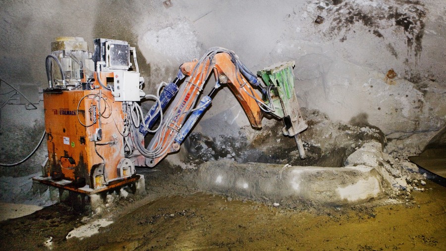 Bor kendali jarak jauh beroperasi di dalam tambang tembaga El Teniente, dimiliki dan dioperasikan oleh Codelco./Bloomberg-Morten Andersen