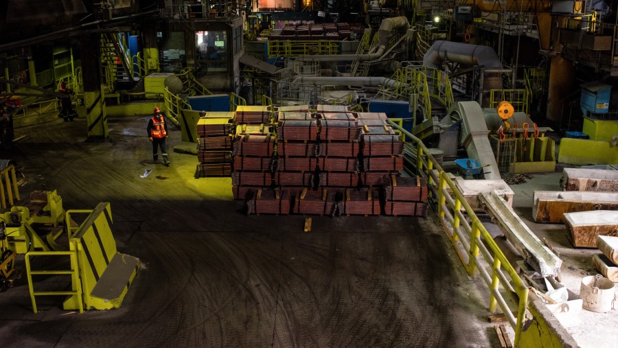 Anoda tembaga siap dikirim di fasilitas pemrosesan Codelco El Teniente di Machali, Cile./Bloomberg-Cristobal Olivares
