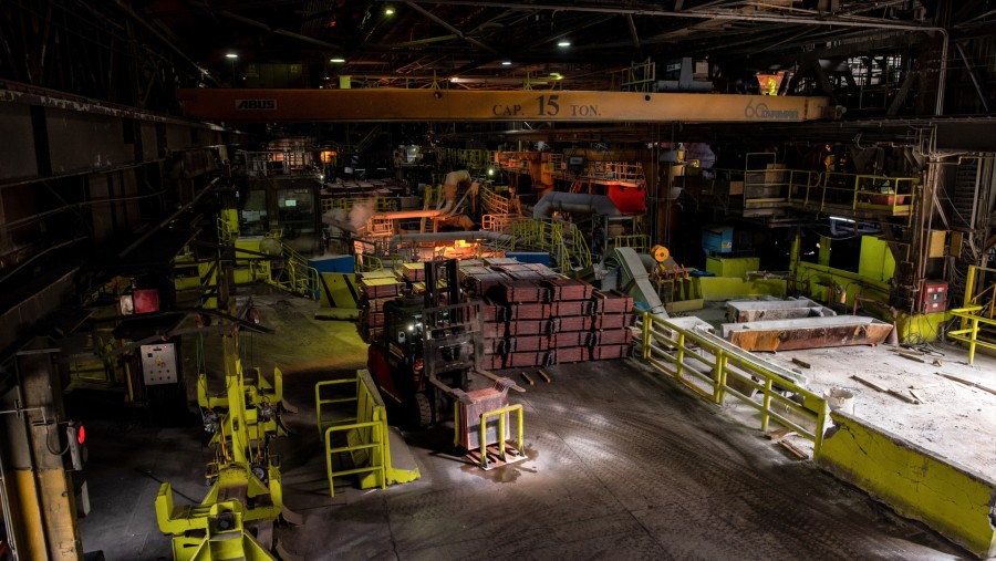 Anoda tembaga siap dikirim di fasilitas pemrosesan Codelco El Teniente di Machali, Cile./Bloomberg-Cristobal Olivares