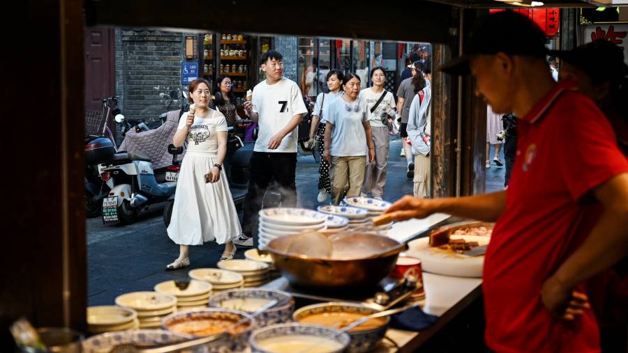 Aktivitas sektor jasa China. (Bloomberg)