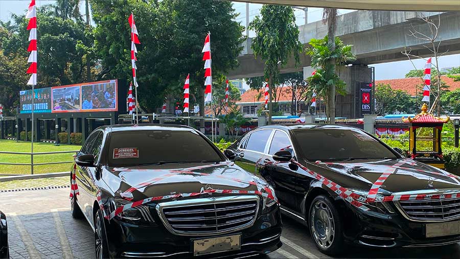 Lima mobil mewah Muhammah Riza Chalid disita Kejaksaan Agung di kasus dugaan korupsi tata kelola minyak mentah PT Pertamina (Bloomberg Technoz/Dovana)