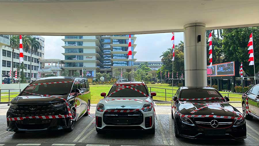 Lima mobil mewah Muhammah Riza Chalid disita Kejaksaan Agung di kasus dugaan korupsi tata kelola minyak mentah PT Pertamina (Bloomberg Technoz/Dovana)
