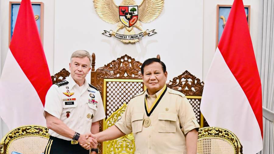 Panglima USSOCOM Jenderal Bryan P Fenton bertemu Presiden Prabowo Subianto & menganugerahkan Medali USSOCOM. (BPMI Setpres)