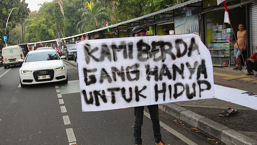 Mereka menganggap keputusan tersebut dilakukan secara tergesa tanpa dialog. (Bloomberg Technoz/Andrean Kristianto)