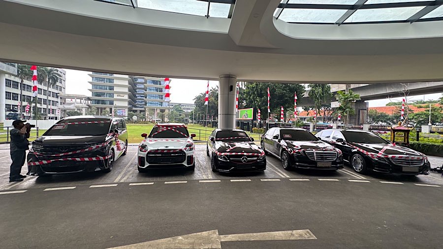 Sejumlah mobil sitaan dari tersangka Mohammad Riza Chalid terparkir di Kejagung, Selasa (5/8/2025). (Bloomberg Technoz/Andrean Kristianto)