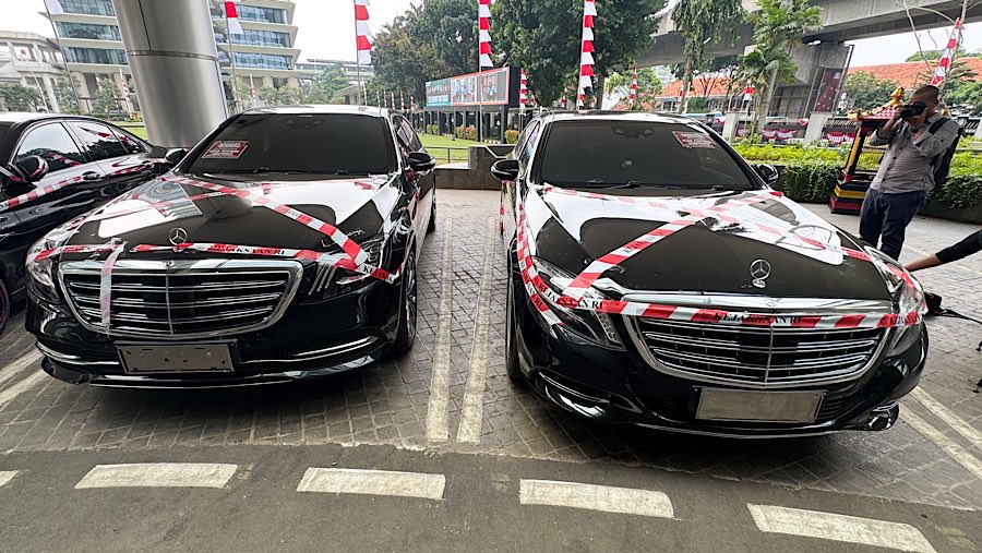 5 mobil tersebut disita tanpa plat nomer dan mama pemilik mobil tersebut juga bukan Riza Chalid atau keluarga. (Bloomberg Technoz/Andrean Kristianto)