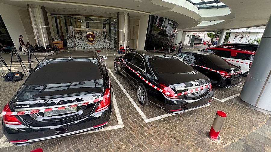 Nama-nama yang tertera pada mobil tersebut juga diyakini terafiliasi dengan saudagar minyak tersebut. (Bloomberg Technoz/Andrean Kristianto)