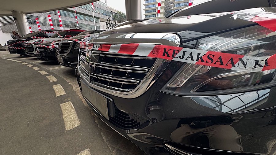 Kejaksaan Agung menyita lima unit mobil mewah yang diduga milik pengusaha minyak Muhammad Riza Chalid. (Bloomberg Technoz/Andrean Kristianto)