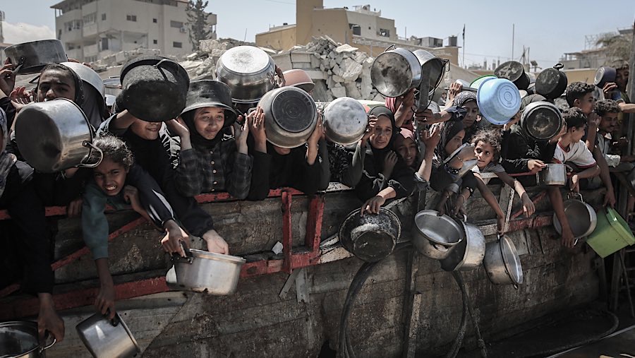 Warga Palestina menunggu mendapatkan makanan gratis dari dapur amal di Kota Gaza, Gaza, Senin (4/8/2025). (Ahmad Salem/Bloomberg)