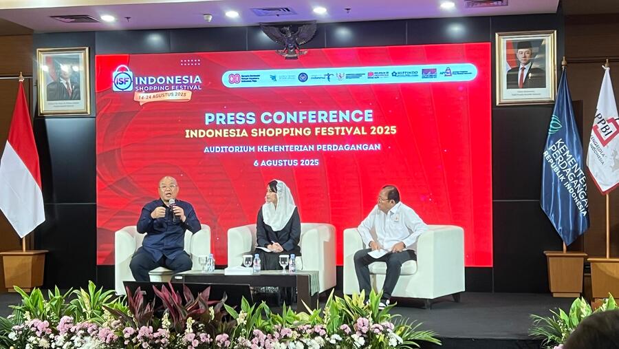 Wakil Menteri Perdagangan Dyah Roro Esti dan Ketua Umum APPBI Alphonzus Wijaja di Kemendag, Rabu (6/87/2025) / Bloomberg Technoz- Mis Fransiska