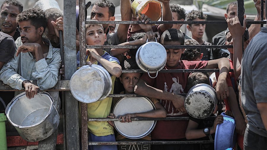 Warga Palestina menunggu mendapatkan makanan gratis dari dapur amal di Kota Gaza, Gaza, Senin (4/8/2025). (Ahmad Salem/Bloomberg)