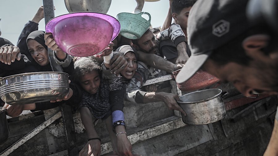 Hampir seluruh warga Gaza yang berjumlah 2,3 juta jiwa mengalami kelaparan, karena akses masuk bantuan ditutup oleh Israel. (Ahmad Salem/Bloomberg)