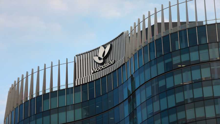 Plang Woodside Energy Group Ltd. di atas gedung Mia Yellagonga, kantor pusat perusahaan, di Perth, Australia, Selasa (24/8/2023). (Bloomberg)