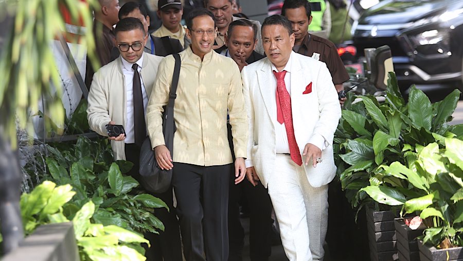 Eks Mendikbudristek Nadiem Makarim didampingi pengacaranya, Hotman Paris tiba di Gedung KPK, Rabu (7/8/2025) (Bloomberg Technoz/Andrean Kristianto)