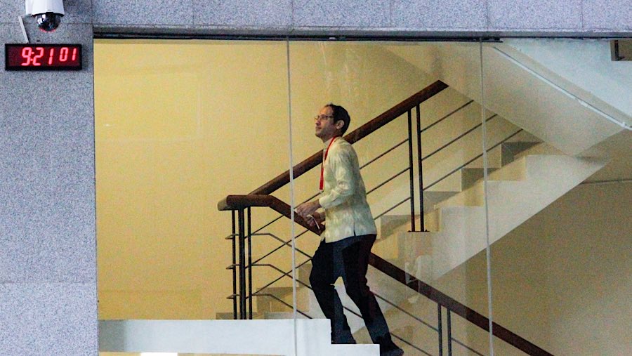 Nadiem tiba di Gedung Merah Putih KPK dalam penyelidikan dugaan korupsi pengadaan Google Cloud. (Bloomberg Technoz/Andrean Kristianto)