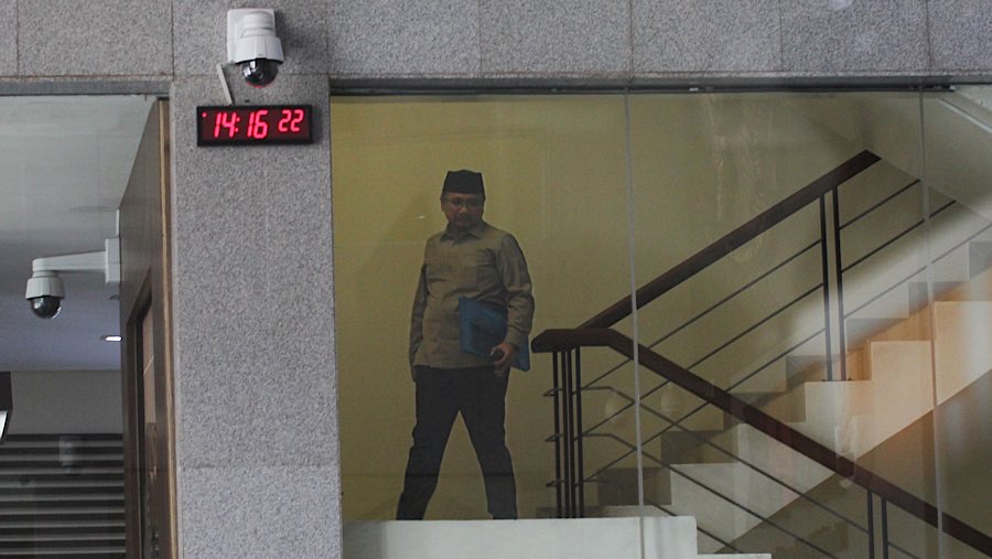 Eks Menag Yaqut Cholil Qoumas usai pemeriksaan dugaan korupsi kuota haji khusus 2024 di KPK, Kamis (7/8/2025). (Bloomberg Technoz/Andrean Kristianto)
