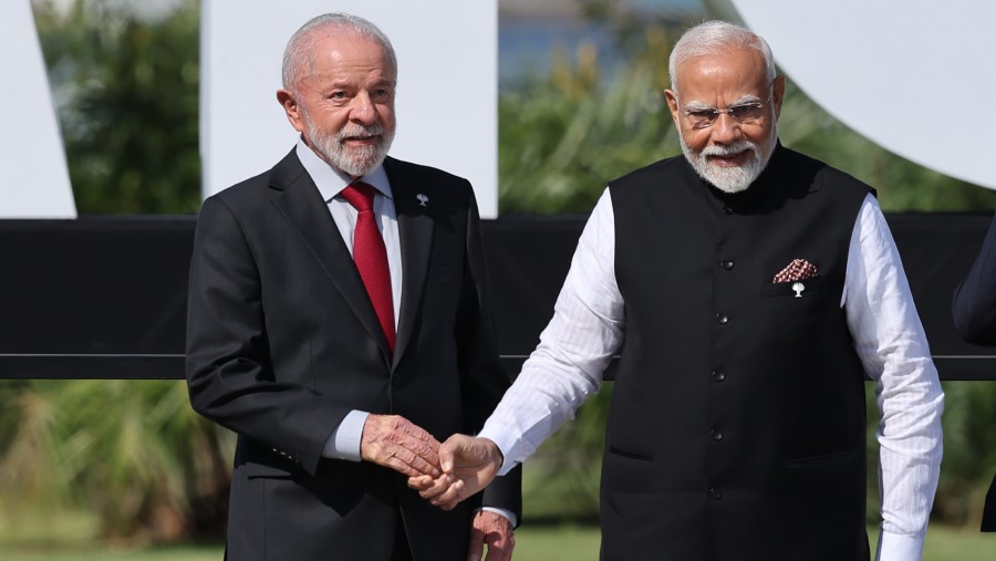 Presiden Brasil Luiz Inacio Lula da Silva dan PM India Narendra Modi di KTT BRICS 2025 di Rio de Janeiro. (Wagner Meier/Getty Images via Bloomberg)