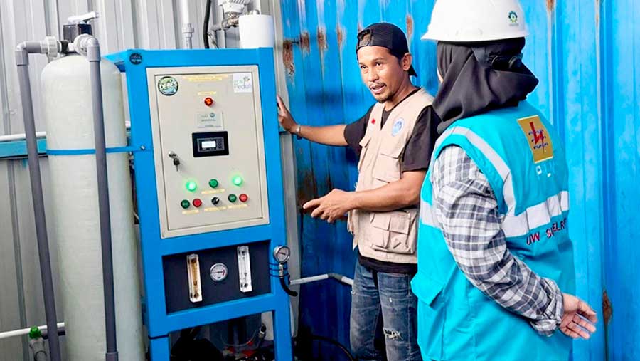Petugas PLN memastikan kinerja mesin Reverse Osmosis berjalan optimal dalam mengolah air laut menjadi air layak konsumsi di Pulau Barrang Lompo. (PLN)