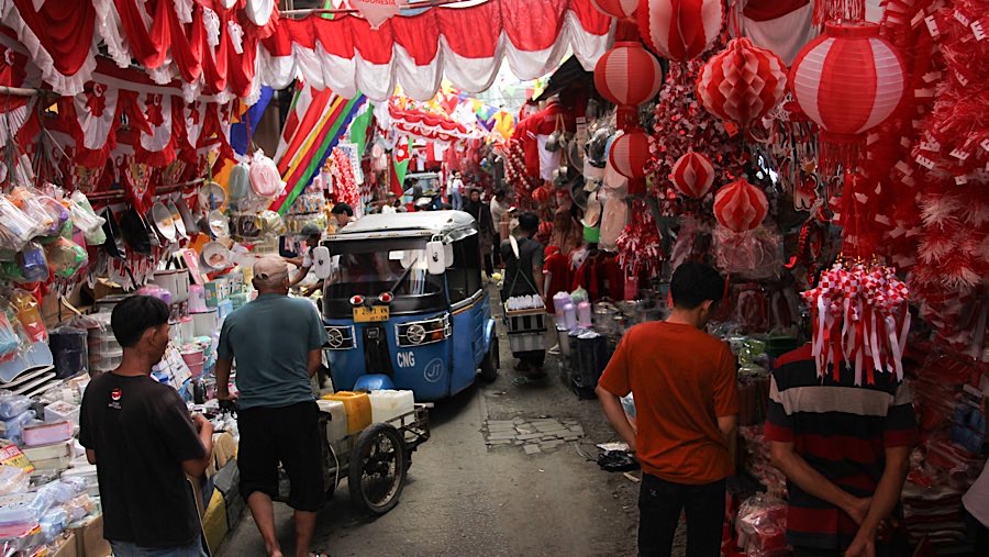 Salah satu pedagang bernama Eki mengatakan tahun ini penjualannya turun hingga 70%. (Bloomberg Technoz/Andrean Kristianto)