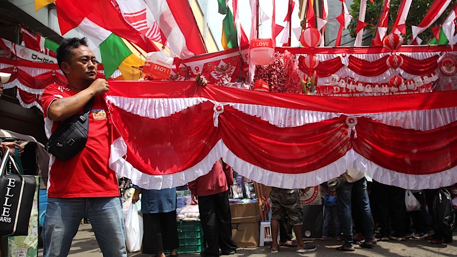 Memasuki bulan Agustus 2025, penjual pernak-pernik HUT Kemerdekaan mulai bermunculan di berbagai tempat. (Bloomberg Technoz/Andrean Kristianto)