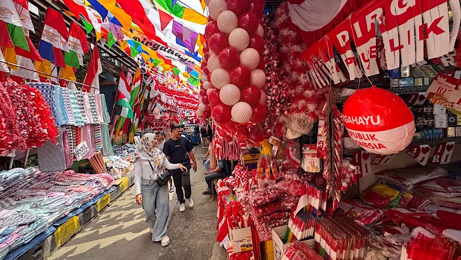 Namun tahun ini penjualan pernak-pernik kemerdekaan lebih menurun dibandingkan tahun lalu. (Bloomberg Technoz/Andrean Kristianto)