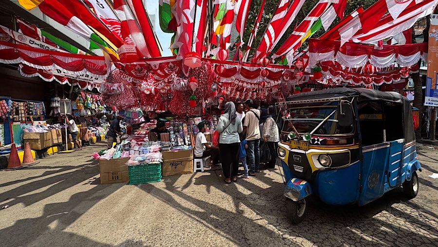 Salah satu tempat penjualan pernak-pernik afa di Jatinegara, yang mayoritas penjualnya adalah pedagang musiman. (Bloomberg Technoz/Andrean Kristianto)