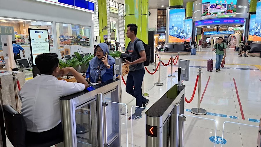 Suasana penumpang Kereta Api Jarak Jauh di Stasiun Gambir, Jakarta. (dok. KAI)