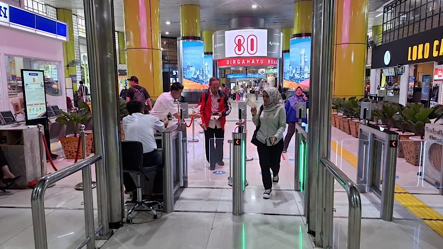 Suasana penumpang Kereta Api Jarak Jauh di Stasiun Gambir, Jakarta. (dok. KAI)