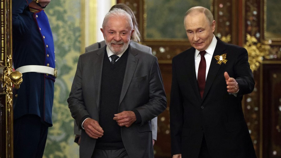 Presiden Rusia Vladimir Putin dan Presiden Brasil Luiz Inácio Lula da Silva. (Fotografer: Kontributor/Getty Images via Bloomberg)