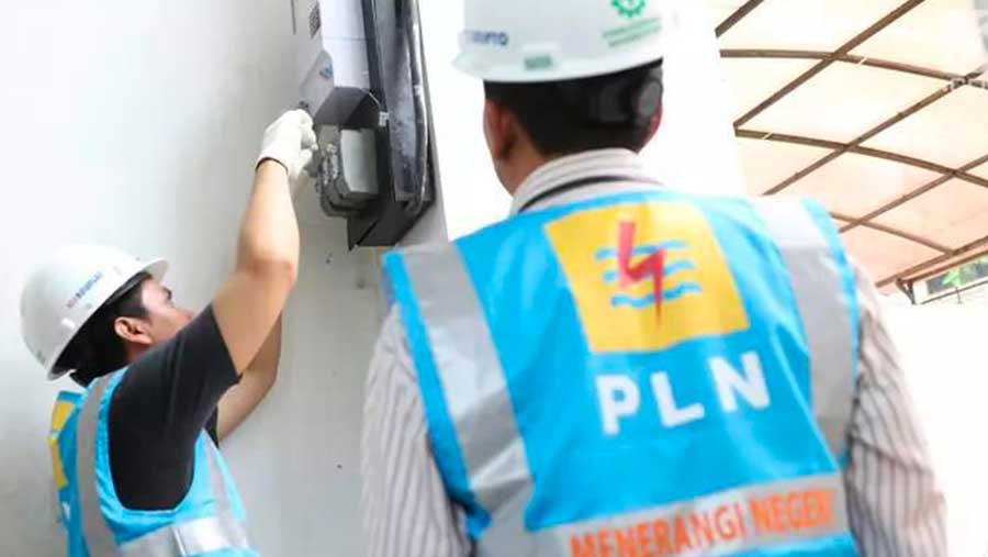 Ilustrasi petugas PLN sedang melakukan penambahan daya instalasi listrik pelanggan. (Dok. PLN)