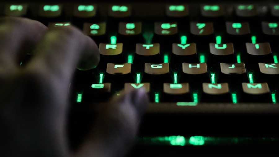 Ilustrasi kejahatan di ruang digital seperti scam, kekerasan dan pemerasan seksual atau sextortion. (Dok: Bloomberg)