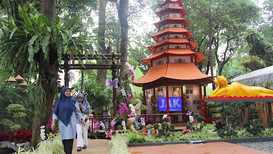 Selain tempat pameran, ajang ini juga dimanfaatkan oleh pengunjung untuk berfoto. (Bloomberg Technoz/Andrean Kristianto)