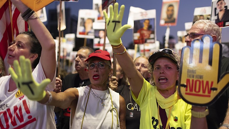 Aksi Sabtu malam itu dihadiri lebih dari 100.000 orang, menurut penyelenggara. (Kobi Wolf/Bloomberg)