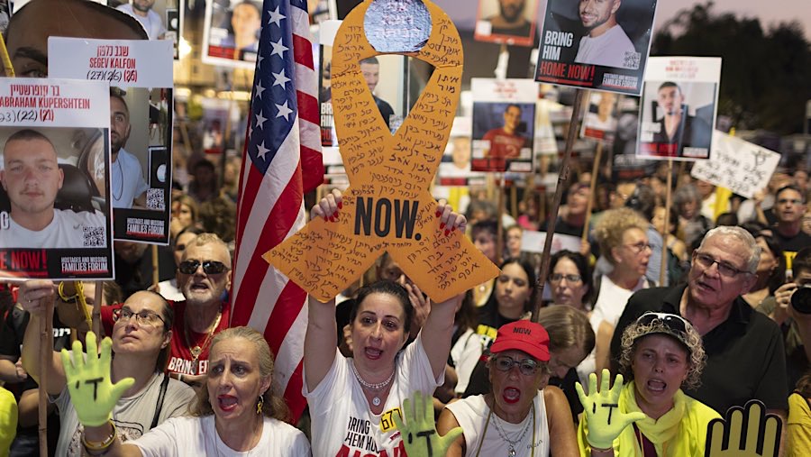 Warga Israel demonstrasi menuntut pembebasan sandera dan diakhirinya perang Gaza di Tel Aviv, Israel, Sabtu (9/8/2025). (Kobi Wolf/Bloomberg)
